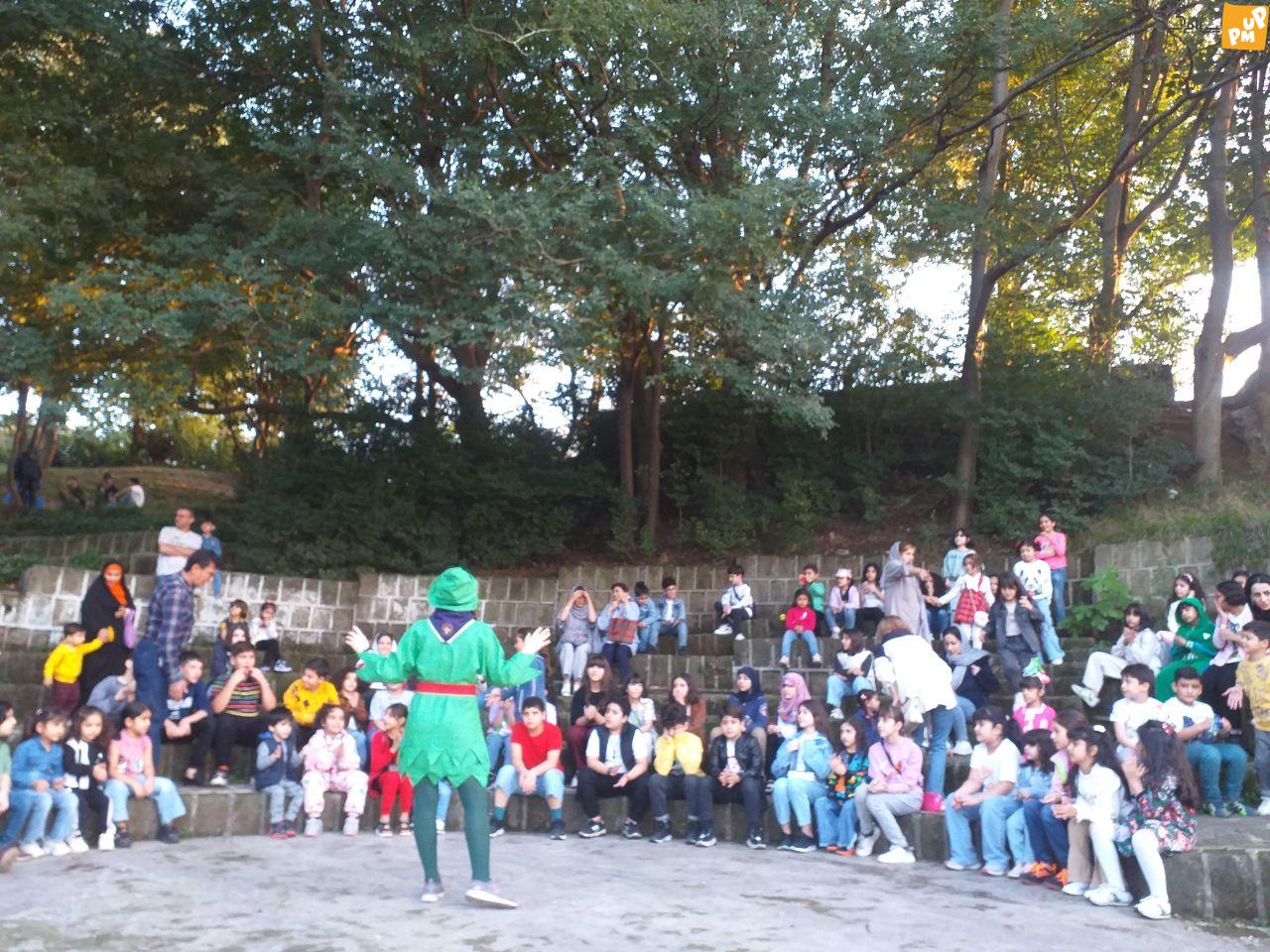 همزمان با روز کودک، نمایش اکتشافی در باغ کاشف السلطنه برگزار شد.