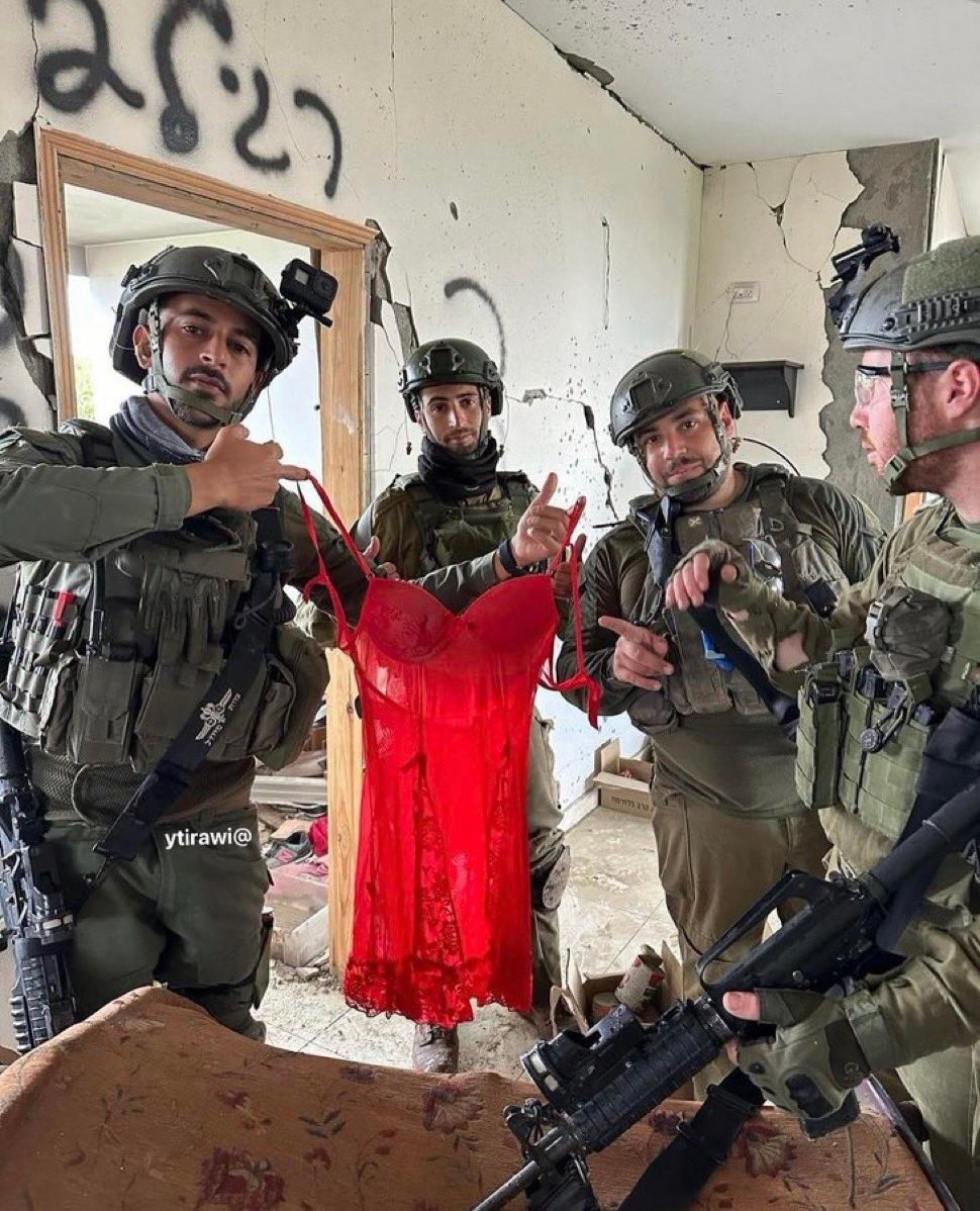 سربازان اسرائیلی با لباس های زیر زنانه در غزه سرگرم می شوند