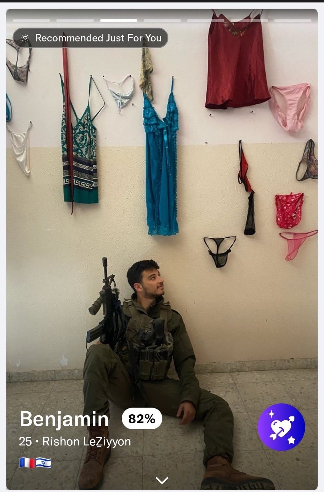 سرباز اسرائیلی با لباس زیر زنانه از خانه ای در غزه عکس می گیرد